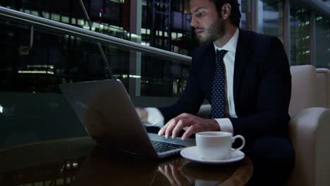 Westliche-europäische-Geschäftsmann-Laptop-Smartphone-Nacht-im-hotel