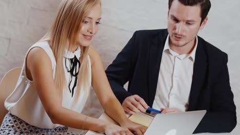 Mann-und-Frau-arbeiten-zusammen-im-Büro