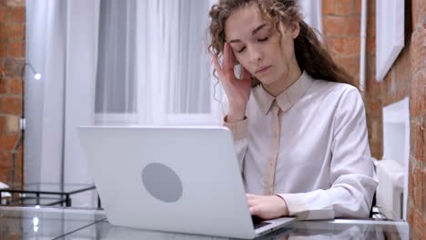 Weibchen-mit-Stress-und-Kopfschmerzen-arbeiten-am-Laptop,-Loft-Interieur