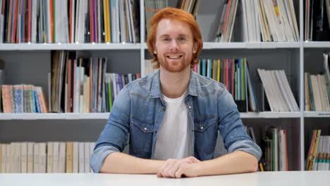 Portrait-of-Smiling-Mann-mit-roten-Haaren