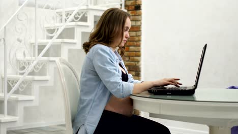 A-pregnant-woman-is-engaged-in-business-during-maternity-leave