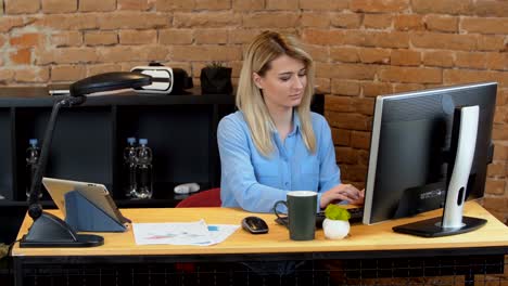 Closeup.-Porträt-einer-schönen-jungen-Frau,-die-auf-ihrem-Computer-im-Büro-arbeiten.