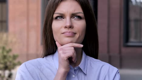 Porträt-der-Frau-Denken-außerhalb-Büro