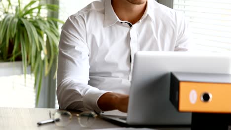 Büroangestellter-vor-seinem-Laptop-Schreibtisch