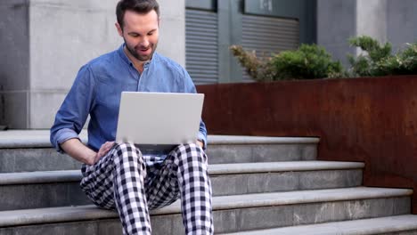 Online-Video-Chat-auf-Laptop-sitzend-auf-Treppen-im-Außenbereich-Büro