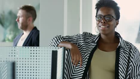 Freudige-African-Business-Dame-bei-der-Arbeit