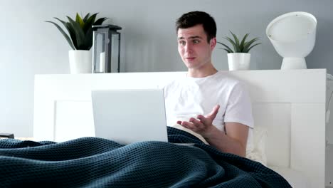 Reacción-de-pérdida-por-uso-de-Laptop-en-la-cama-el-hombre-triste