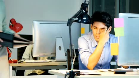 Müde-Geschäftsmann-arbeiten-im-Büro.-Geschäft-mit-vielen,-was-zu-tun-und-er-Arbeit-den-ganzen-Tag-alle-Nacht.