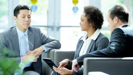 Multi-étnica-hombre-mujer-empresarios-en-reunión