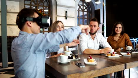 Gruppe-junger-Unternehmer-bei-einem-Treffen-mit-VR-Kopfhörer