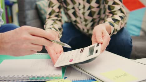 Mujer-mostrando-calculadora-empresario-escribiendo-en-el-Bloc-de-notas-de-4K