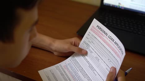 Un-hombre-joven-está-aplicando-para-un-préstamo-personal