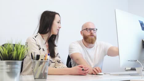 Trabajadores-de-oficina-hablando-y-usando-computadora