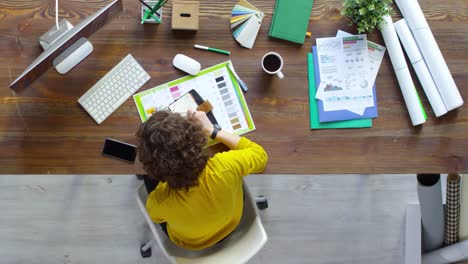 Ocupada-a-femenina-diseñador-trabajando-en-oficina