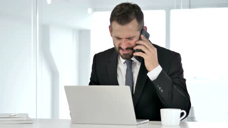 Hombre-de-negocios-enojado-gritando-en-el-teléfono,-pérdida-financiera