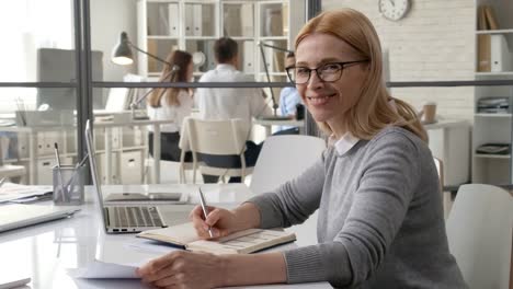 Schöne-Senior-Business-Lady-arbeiten-im-Büro