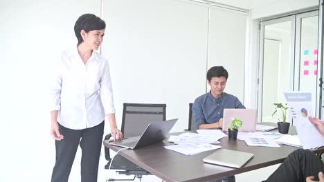 Business-meeting.-Small-start-up-business-meeting-in-room.-Asian-team-with-man-and-woman-accepting-and-agree-on-ideas-and-clapping.-New-business-model-start-up-concepts.