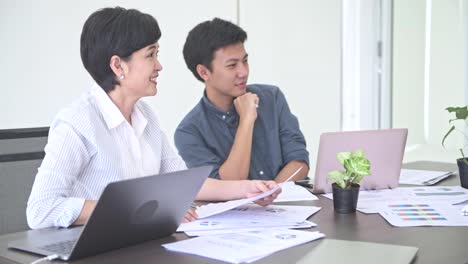 Business-Meeting.-Starten-Sie-klein-Business-Meeting-im-Zimmer.-Asiatische-Mannschaft-mit-Mann-und-Frau-brainstorming-die-nächste-große-Idee.-Neues-Business-Modell-starten-Sie-Konzepte.