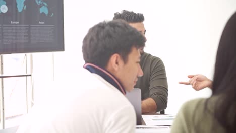 Reunión-de-negocios.-Pequeño-en-marcha-reunión-de-negocios-en-la-habitación.-Equipo-asiático-con-hombre-indio-lluvia-de-ideas-la-siguiente-gran-idea.-Nuevo-modelo-de-negocio-en-marcha-conceptos.