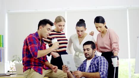 Negocio-Inicio-creativo-tener-videoconferencia-con-tablet