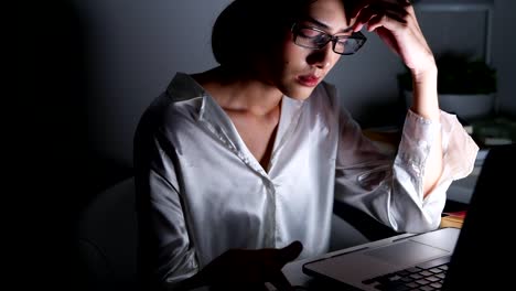 Hermosa-mujer-asiática-hablando-por-teléfono,-tiene-queja-del-cliente-y-conseguir-la-tensión,-con-gafas.