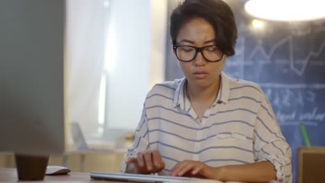 Asian-Businesswoman-Working-Late-in-the-Evening