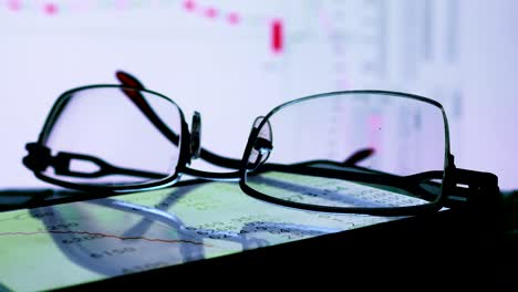 Online-stock-exchange-trade-data-on-a-monitor-and-glasses.