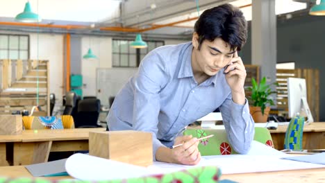 Executive-talking-on-mobile-phone-in-the-office-4k