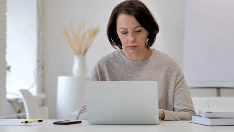 Old-Senior-Woman-Working-On-Laptop-in-Office