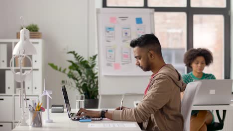 indischer-Mann-mit-Laptop-Computer-im-Büro