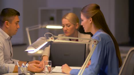 equipo-de-negocio-con-documentos-sostienen-en-oficina-de-noche