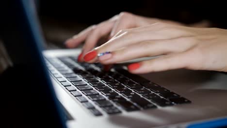 Mujer-joven-escribiendo-en-el-teclado-del-ordenador-portátil,-Close-up.-Chica-con-una-bella-manicura-imprime-el-texto-en-el-teclado-del-ordenador-portátil.