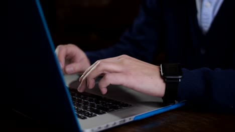 Hombre-de-negocios-en-una-mesa-escribiendo-texto-en-el-teclado-del-ordenador-portátil,-Close-up.