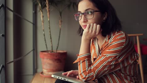 Businesswoman-wear-glasses-in-office,-work-on-laptop-and-think-about-new-ideas,-close-laptop-and-go-away.-Girl-using-laptop-for-work,-copy-space