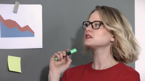 Young-and-attractive-business-woman-discussing-statistics-with-her-colleagues