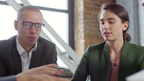 Businessman-and-Businesswoman-Speaking-at-Meeting