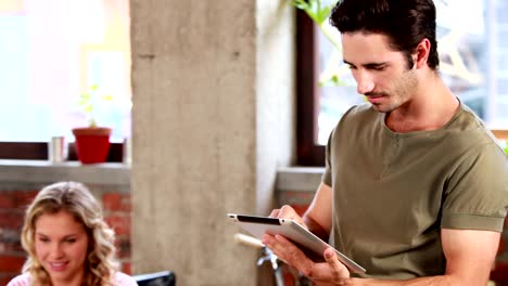 Casual-hombre-de-negocios-utilizando-tablet-pc