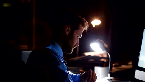 Businessman-using-computer-at-night