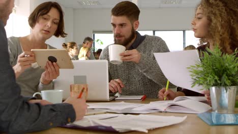 Business-Meeting-In-modernen-beschäftigt-Büro