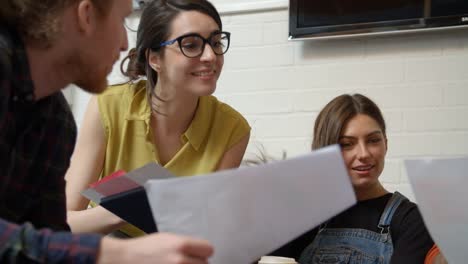 Designer-auf-Sofa-mit-kreativ-Meeting-im-Büro-sitzen