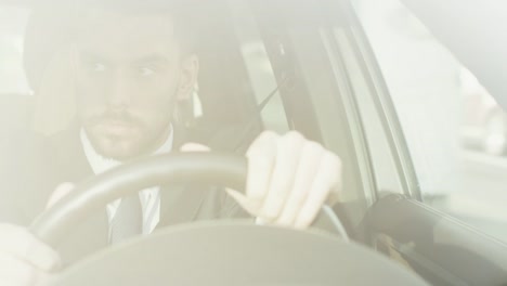 Geschäftsmann,-ein-Auto-zu-fahren,-im-Geschäftsviertel.