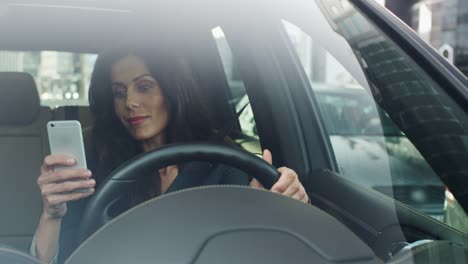 Atractiva-mujer-de-negocios-sonriente-con-teléfono-móvil-en-un-coche