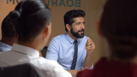 Medio-de-años-hombre-Gerente-hablando-con-equipo-en-reuniones-de-negocios