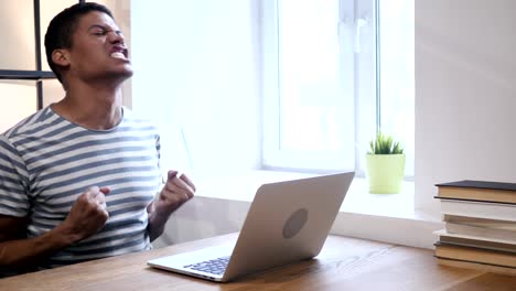 Young-Black-Mann-schreien-während-der-Arbeit-am-Laptop