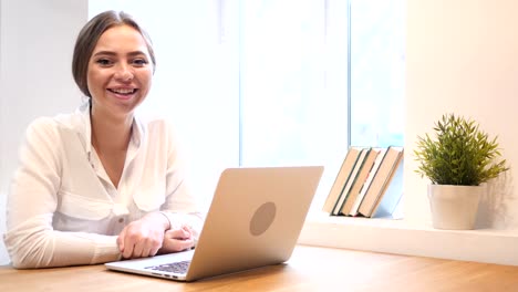 Working-Girl-im-Büro-lächelnd-in-Richtung-Kamera