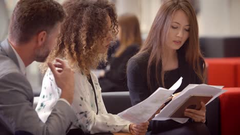 Geschäftsleute-treffen-sich-in-der-Busy-Lobby-Of-Modern-Office