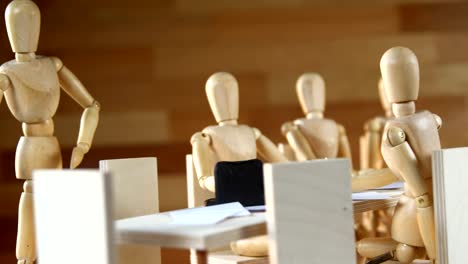 Estatuillas-de-madera-teniendo-la-reunión-en-sala-de-conferencias