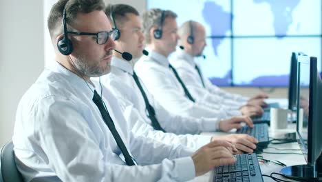 Kunden-Support-Mitarbeiter-im-Call-Center-Büro-Team