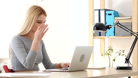 Reaccionar-a-la-pérdida-en-línea-trabajando-en-ordenador-portátil