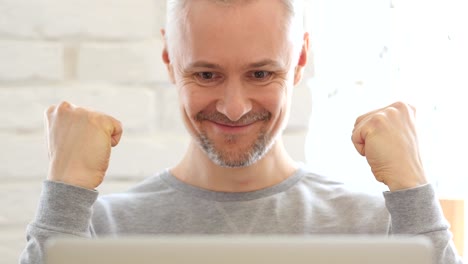 Medio-de-años-hombre-emocionado-para-el-éxito-en-el-trabajo,-vista-frontal